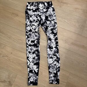 Women’s Black and White Tie-Dye Leggings